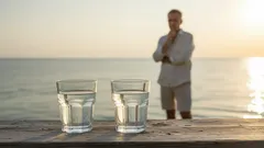 塩分を含むミネラルウォーターを飲めるのなら、なぜ海水は飲めないのでしょうか？