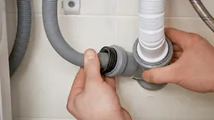 水を流すときに配管からゴボゴボという音がする：危険のサインか、それとも大したことないか？